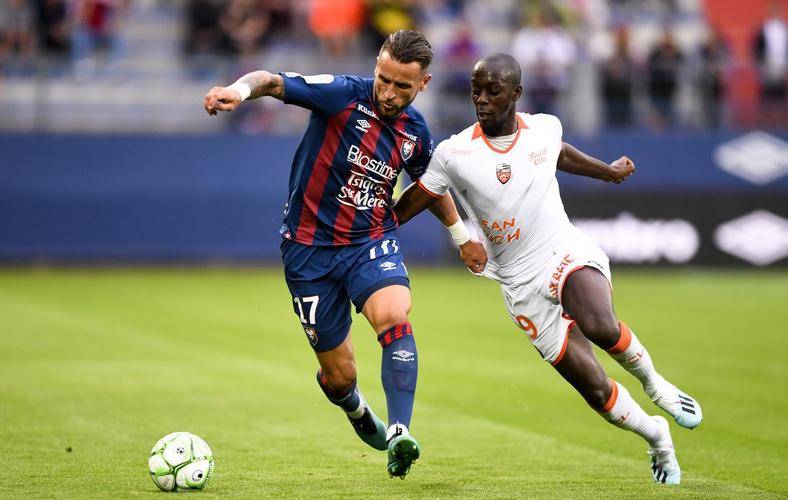 亚眠队在对阵里昂的比赛中获胜