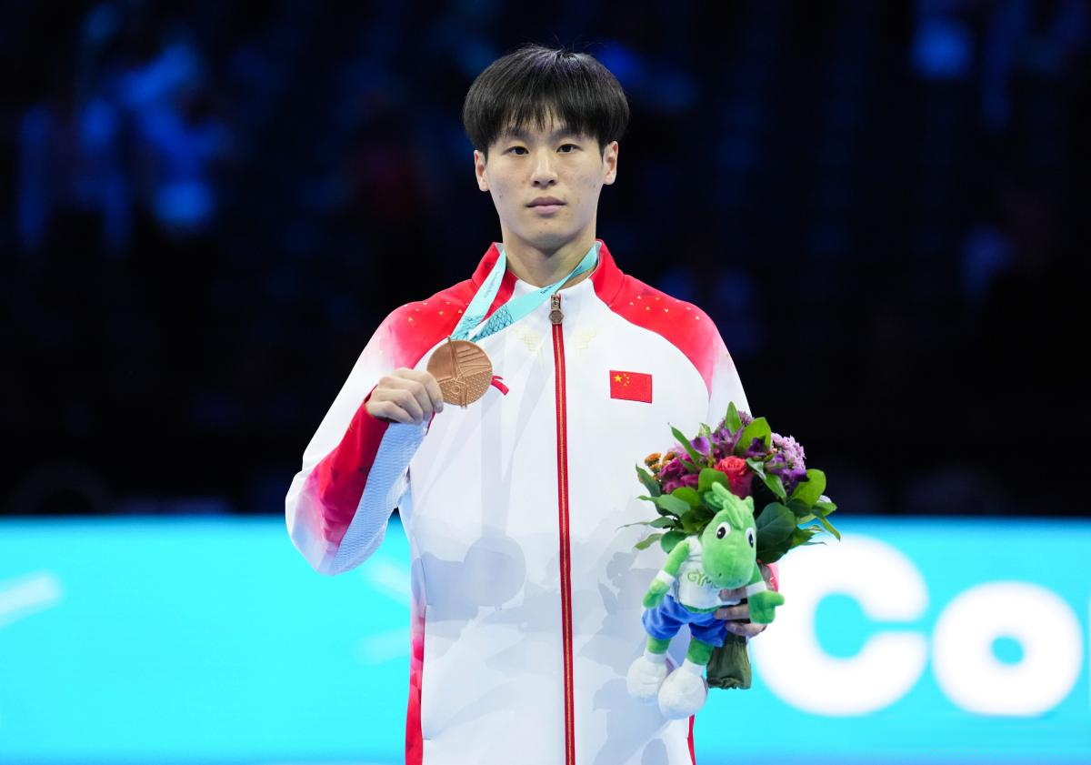 中国运动员凭借毅力登顶领奖台