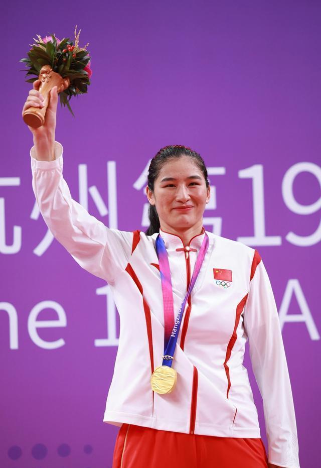 中国运动员凭借毅力登顶领奖台