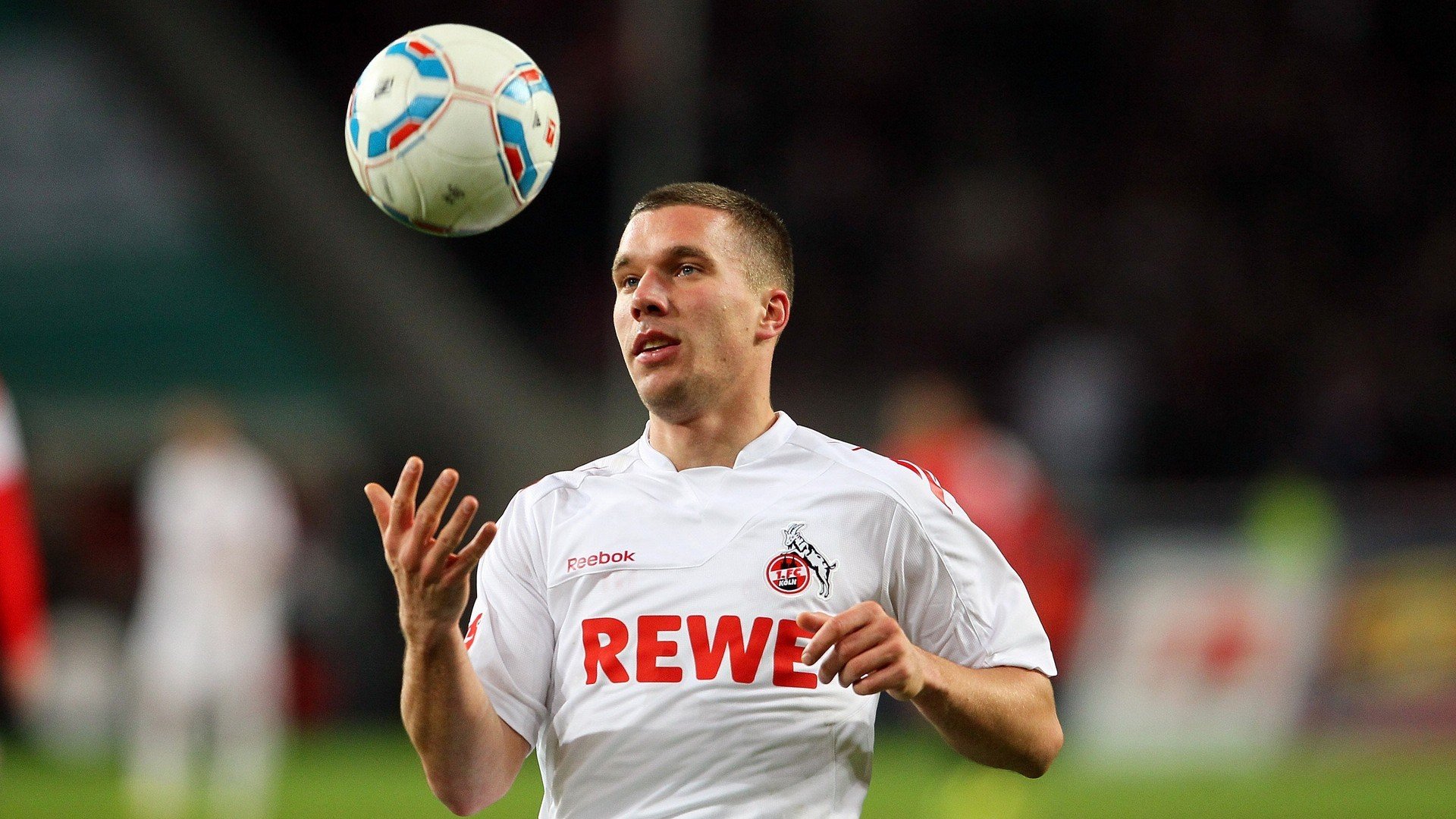 黄蜂与掘金的对决，利拉德连续得分拉开差距